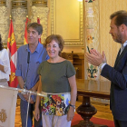 La concejala de Cultura, Ana Redondo, y el alcalde, Óscar Puente, dan el recibimiento a Ana Gallego y Ángel Sánchez, miembros de Teloncillo.-PHOTOGENIC / NURIA MONGIL