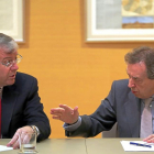 Antonio Silván y José Antonio De Santiago, ayer, en la reunión que mantuvieron en las Cortes.-ICAL