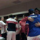 El abrazo del capitán francés, Yannick Noah, a los tenistas croatas.-