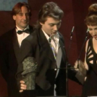 El guionista Eduardo Bajo Ulloa recibe, de manos de Verónica Forqué y Juanjo Puigcorbé, el Goya al mejor guion original por 'Alas de mariposa', en 1992.-