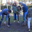 Olmo y sus compañeros plantan un árbol en Pajarillos.-FLASHION FOTOGRAFÍA