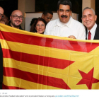 El presidente de Venezuela, Nicolás Maduro, se fotografía con una 'estelada' junto a representantes de Ítaca.-