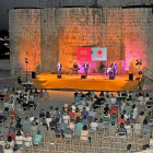 El público se sienta en el patio de armas en las ‘Veladas’ celebradas en el Castillo de Íscar el pasado verano.-EL MUNDO