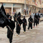Militantes del Estado Islámico marchan por las calles de Raqqa, en una imagen difundida por una página de internet en enero del 2014.-AP