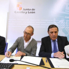 El consejero de Sanidad, Antonio María Sáez, firma un convenio de colaboración con el presidente de la Federación de Donantes de Sangre de Castilla y León, Jesús F. Murias, para el fomento de la donación altruista de sangre-Ical