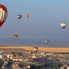Los globos aerostáticos sobrevuelan la ciudad de Segovia con el Acueducto al fondo.-ICAL