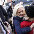 Marine Le pen abraza a una admiradora a la salida del colegio electoral tras ejercer el derecho al voto.-EFE/EPA/JULIEN WARNAND