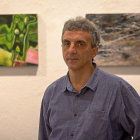 José María Marbán posa junto a dos de sus obras en La Maleta; a la izquierda, detalle de la exposición.-MIGUEL ÁNGEL SANTOS