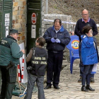 Cuerpos policiales y de seguridad poco después del accidente mortal en la playa Las Catedrales de Ribadeo.-EL PROGRESO