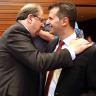 El candidato a la Junta de Castilla y León, Juan Vicente Herrera, saluda al portavoz socialista, Luis Tudanca, antes de iniciar su intervención en el debate de investidura-Ical