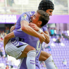 Luismi y Mata celebran el cuarto gol del Valladolid frente al Córdoba el pasado sábado.-J. M. LOSTAU