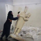 Miembros del Estado Islámico destruye estatuas de Níniveh en el museo de Mosul.-Foto: REUTERS