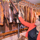 Elaboran cecina de vaca y a veces también de cabra, «con unas 60 piezas» al año pocas, ya que  tiene un sabor muy exclusivo».-E.M.