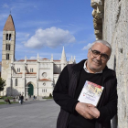 Miguel Ángel Galguera, con su último libro en las manos, en la plaza de Portugalete (Valladolid).-