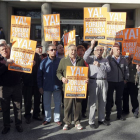 Afectados de Forum Afinsa, protestan a las puertas del juzgado de Plaza de Castilla, durante la celebracion del juicio del concurso de acreedores de Forúm Filatélico-Ical