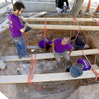 Trabajo en las fosas del cementerio de El Carmen.-J.M. LOSTAU