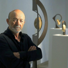 Felipe Rodríguez ‘Pipe’ junto a una de las obras de ‘Curvatura’ qu epodrán contemplarse en la sala de exposiones de Pimentel hasta el 9 de julio-EL MUNDO
