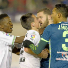 Koné y Mojica intentan separar a Fede y Timor, que se encararon en el partido disputado en El Sardinero-David S. Bustamante