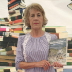 La zamorana María Jesús Otero, con su libro sobre la tragedia de Ribadelago ‘Tráeme una estrella’, en una de sus recientes presentaciones por la geografía de Castilla y León.-ARGICOMUNICACIÓN