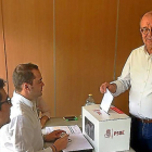 Jesús Caro, ayer, en el momento de depositar su voto a las primarias del PSOE de Ávila.-ANTONIO GARCÍA