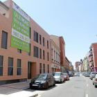 Cartel de venta en un bloque de viviendas de Valladolid.