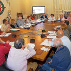 Reunión celebrada ayer por el Consejo de Mayores en el Ayuntamiento.-E. M.