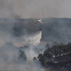 Efectivos terrestres de la Junta y un helicóptero sofocan un incendio cerca de la localidad leonesa de Carbajal de la Legua-Ical