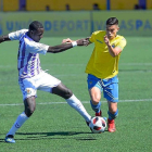 El Hacen intenta llevarse el balón ante un jugador canario.-JOSÉ CARLOS GUERRA