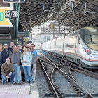 Integrantes de la Asociación de Usuarios AVE Valladolid en la estación de trenes.-PABLO REQUEJO