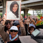 Seguidores de Yingluck Shinawatra, se manifiestan frente al tribunal que iba a emitir la sentencia. Seguidores de Yingluck Shinawatra, se manifiestan frente al tribunal que iba a emitir la sentencia.-REUTERS / JORGE SILVA
