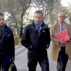 El vicepresidente de operaciones de Nissan, Alan Johnson, en el centro, acude a la reunión.-ICAL