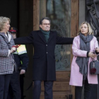 Irene Rigau, Artur Mas y Joana Ortega a las puertas del TSJC el primer día del juicio por el 9-N, en febrero del 2017.-FERRAN NADEU