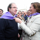 La presidenta de las Cortes coloca el pañuelo de Villalar a Herrera-ICAL