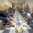 Fieles de la mezquita de Pajarillos se disponen a comer tras la oración de la noche y después de 17 horas de ayuno en una cena ofrecida por la Comunidad Islámica de Valladolid-José C. Castillo
