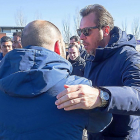Óscar Puente saluda a un jugador del Quesos en las semifinales de Copa.-P. REQUEJO