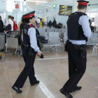 Dos 'mossos' participan en el servicio de vigilancia reforzada del aeropuerto de El Prat.-JOAN PUIG
