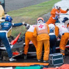 Bianchi es atendido por los servicios de emergencia tras sufrir el accidente.-Foto: HIROSHI YAMAMURA / EFE