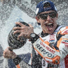 El catalán Marc Márquez (Honda) celebra, en el podio de Buriram, su octavo título.-AFP / LILLIAN SUWANRUMPHA