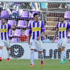 Chica, a la izquierda, trata de levantar el ánimo a sus compañeros tras marcar Borja el gol del empate del Zaragoza en la segunda parte-J.M. Lostau