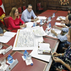 Latorre, Barcones, Celorrio, a la izquierda, departen con Fernández, Muñoz, Sanz y García, de Soria Ya.-MARIO TEJEDOR