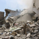 Así ha quedado el edificio donde se celebraba la ceremonia previa a un funeral y que ha sido alcanzado por barriles bomba arrojados desde helicópteros.-THAER MOHAMMED / AFP