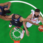 Mirotic culmina una canasta en en presencia de Batum y Gobert.-ANDREJ ISAKOVIC