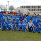La plantilla y el cuerpo técnico del Medina Rugby posa en las instalaciones municipales de Medina del Campo.-EL MUNDO