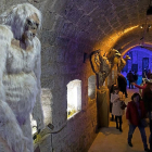 Un Yeti gigante da la bienvenida dentro de la sala de ‘Criptozoología’ del castillo, donde también está la sirena atrapada.-NURIA MONGIL / PHOTOGENIC