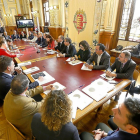 Los participantes en la reunión previa al Concurso de Bruselas, ayer, en el salón de convenciones del edificio consistorial.-J. M. LOSTAU