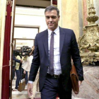 El presidente en funciones, Pedro Sánchez, entra en el pleno del Congreso de los Diputados, este miércoles.-DAVID CASTRO