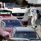 Un forense examina elcoche rojo del fallidoatentado de Amberes.-REUTERS / MARC DE ROECK