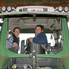 Silvia González, joven incorporada al sector hace cuatro años, y Ángeles Clérigo, agricultora palentina a punto de jubilarse, subidas al tractor que forma parte de su vida.-BRÁGIMO
