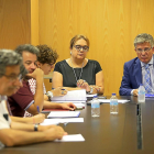 El gerente regional de Sacyl, Rafael López, se reúne con el comite de huelga de Simecal.-ICAL