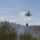 Un helicóptero realiza labores de extinción en un incendio en Zamora.-ICAL
